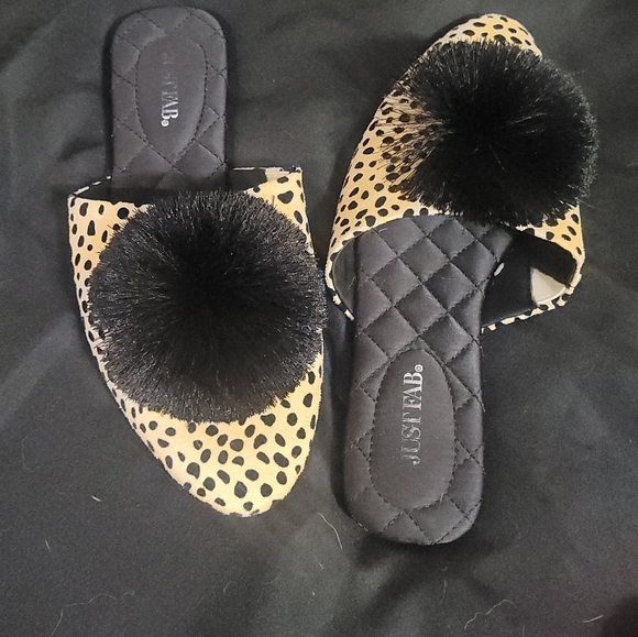 Leopard Print Cozy Slips with fuzzy ball - Picture 3 of 6